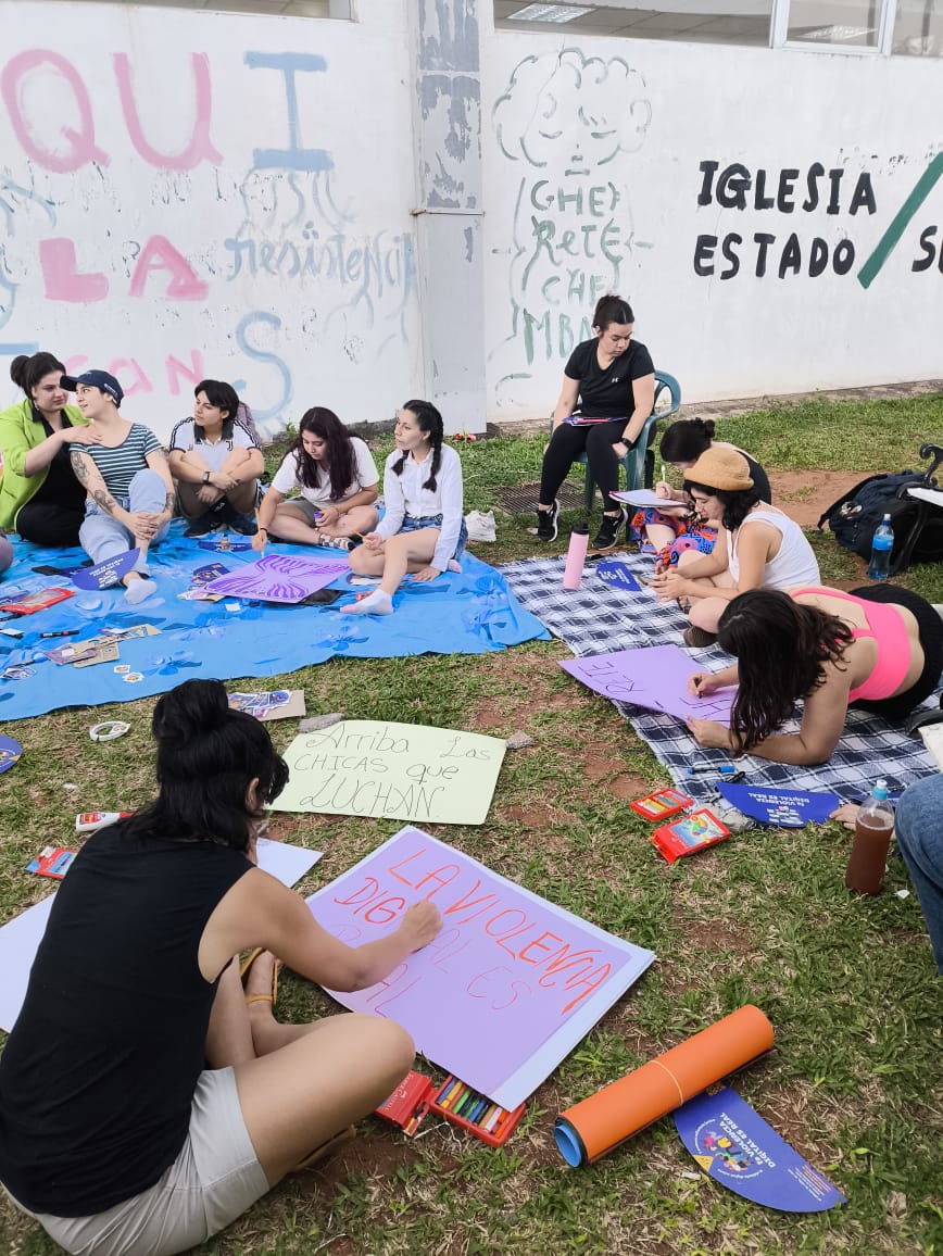 conversatorio de mujeres en el patio de la FACSO