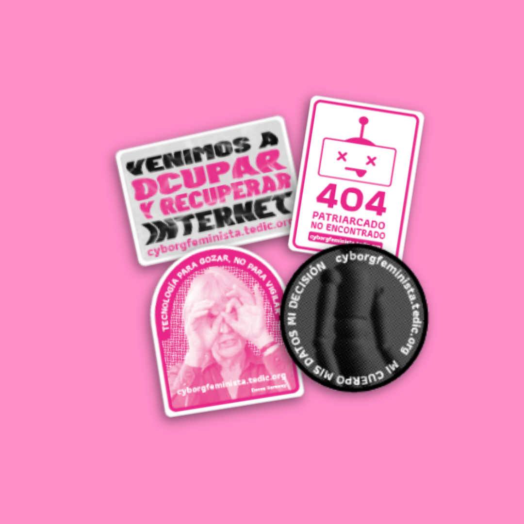 Mockup de stickers cyborg con fondo rosa